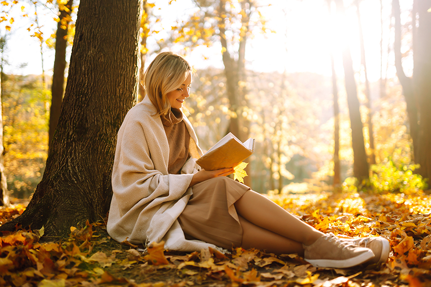 Stylish,Woman,Reading,A,Book,In,The,Autumn,Park.,Relaxation,
