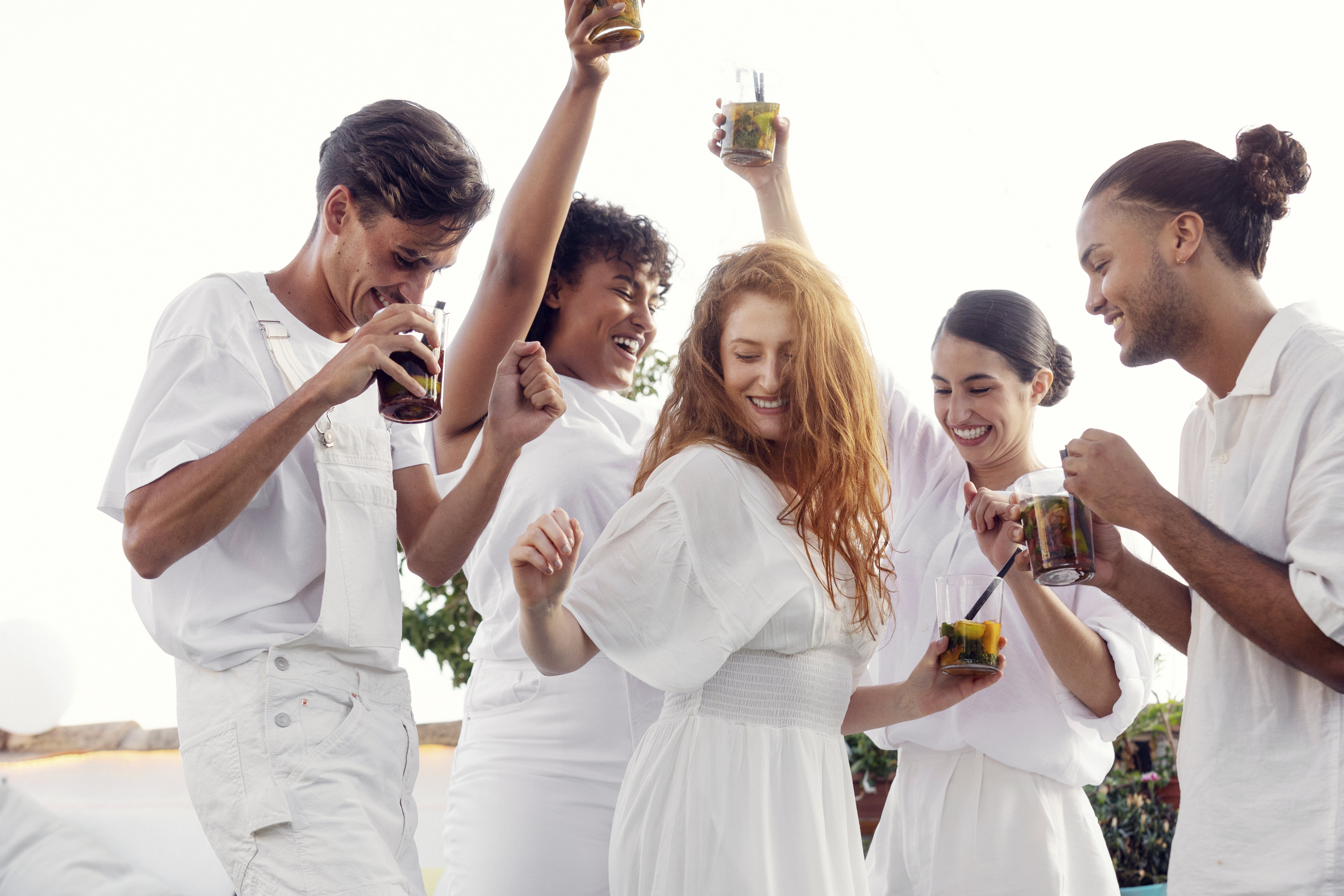 Jeune Adulte S Amusant A La Fete Blanche (1)